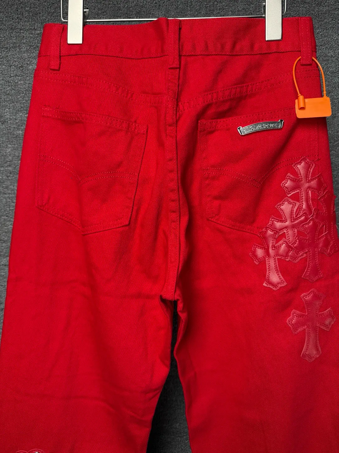 P270 💰 (Top version) CHROME HEARTS 25ss dopamine Chinese red cross leather washed jeans - Full of exploring the ultimate in fashion, Chrome Hearts' new Chrome Hearts pants not only present a unique style, the fresh ice blue color looks particularly youthful and energetic. The mid-high waist design is paired with a lazy and casual style, which not only shows long legs but also maintains a casual feel. It is a must-have fashion choice for trendy men and trendy women. Color: Dopamine Red Size: 28-30-32-34 (corresponds to S-M-L-XL)